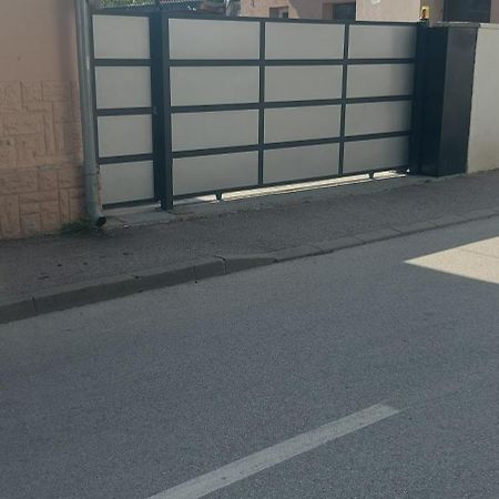 Apartman Espresso Sa Parkingom سريمسكا ميتروفيكا المظهر الخارجي الصورة