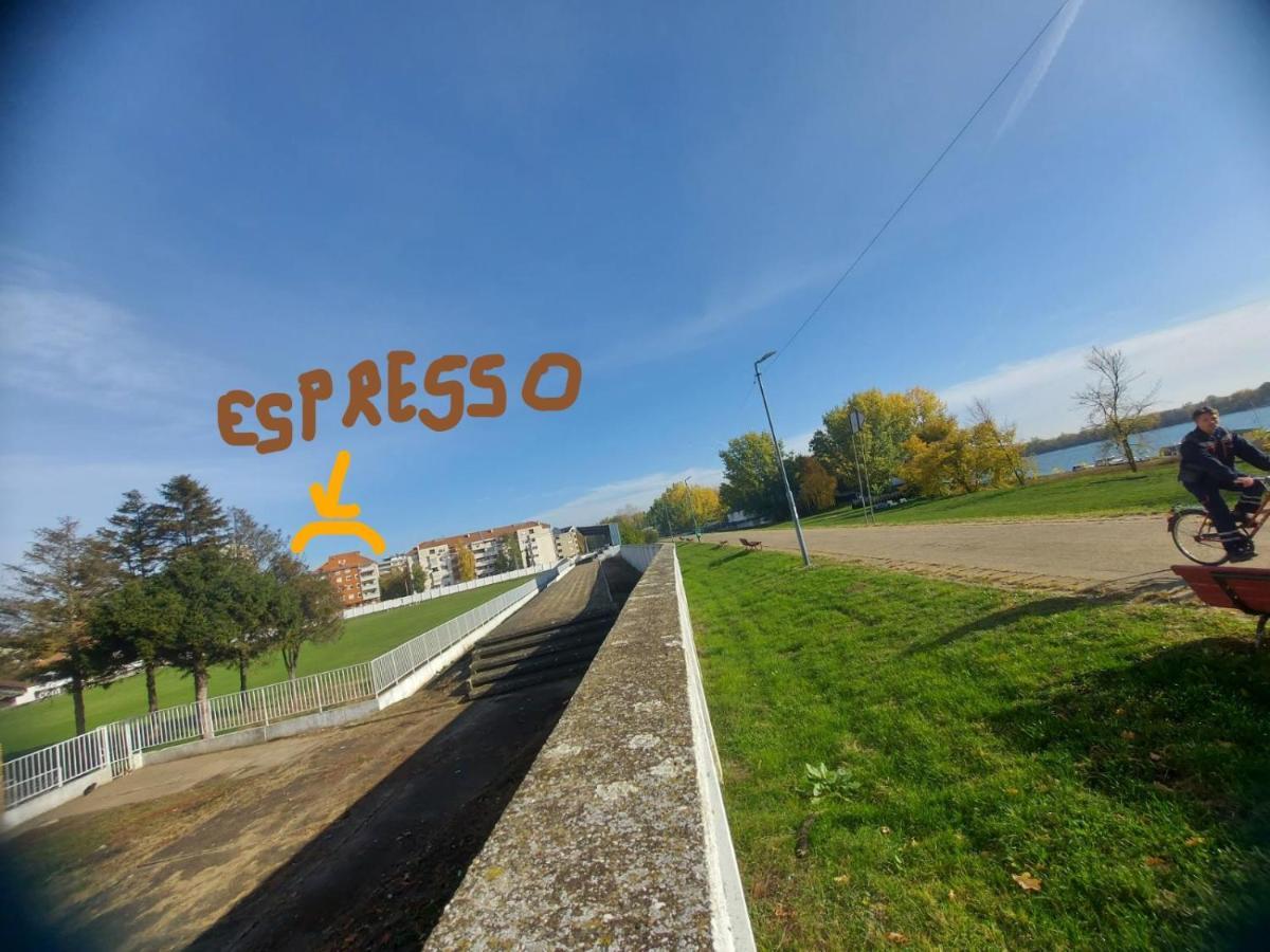 Apartman Espresso Sa Parkingom سريمسكا ميتروفيكا المظهر الخارجي الصورة
